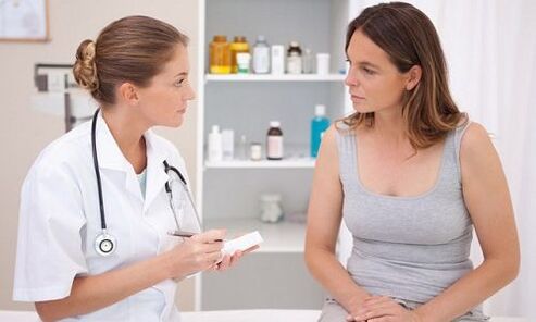 el médico prescribe tratamiento para las venas varicosas